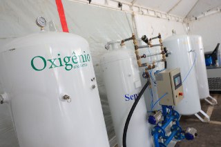 Delphina Aziz recebe instalação de duas das sete usinas de oxigênio doadas pelo Ministério da Saúde