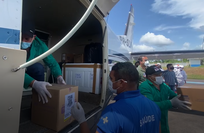 SSP-AM realiza transporte aéreo de insumos médicos e vacinas para Eirunepé